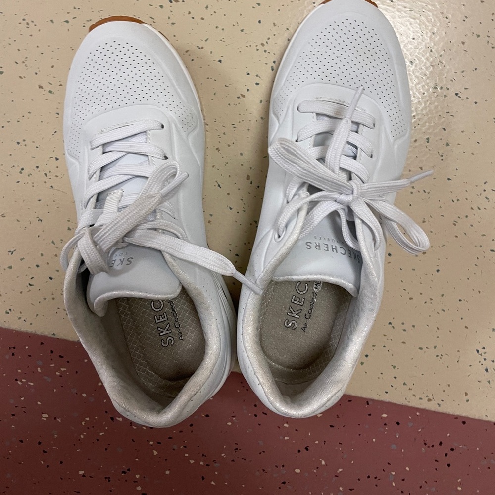 White Skechers uno - stand on air!